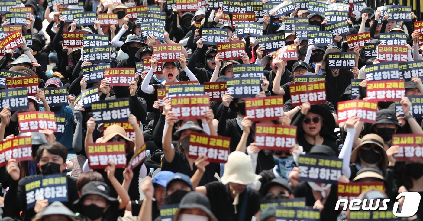 본문 이미지 - 서울 종로구 정부서울청사 인근 도로에서 열린 서이초 교사 추모식 및 교사생존권을 위한 집회에서 참가자들이 교사 처우 개선 등을 촉구하고 있다. /뉴스1 ⓒ News1 허경 기자