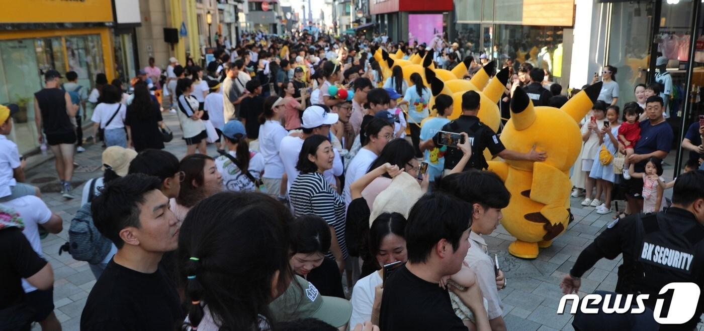 본문 이미지 - 포켓몬코리아가 29일 제주시 칠성로에서 피카츄 퍼레이드를 진행하고 있다.켓몬코리아는 제주관광공사의 컬러풀 산지 페스티벌과 연계해 30일까지 하루에 한 번 퍼레이드를 연다. 2023.7.29/뉴스1 ⓒ News1 강승남 기자