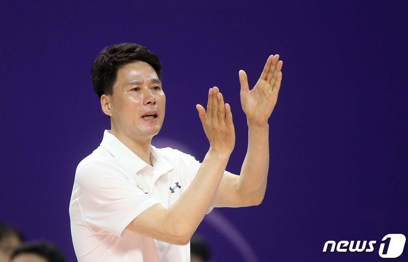 본문 이미지 - 29일 경북 구미 박정희 체육관에서 열린 2023 구미 도드람컵 프로배구대회 현대건설과 인삼공사와 경기, 현대건설 강성형 감독이 선수들을 격려하고 있다. (현대건설 배구단 제공) 2023.7.29/뉴스1