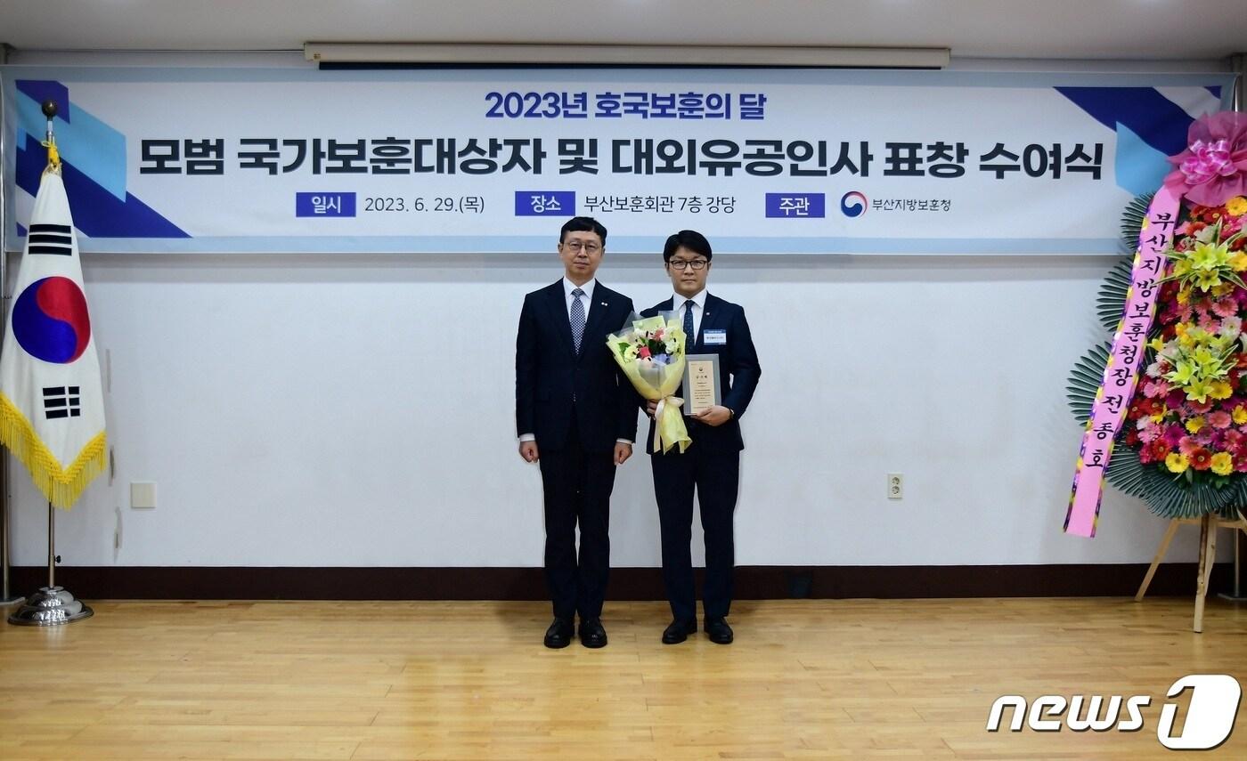 본문 이미지 - 지난달 29일 부산복지회관에서 전종호 부산지방보훈청장(왼쪽)에게서 김태우 롯데웰푸드 CSR마케팅팀 팀장(오른쪽)이 국가보훈부장관 감사패를 수상을 하고 있다.(롯데웰푸드 제공)