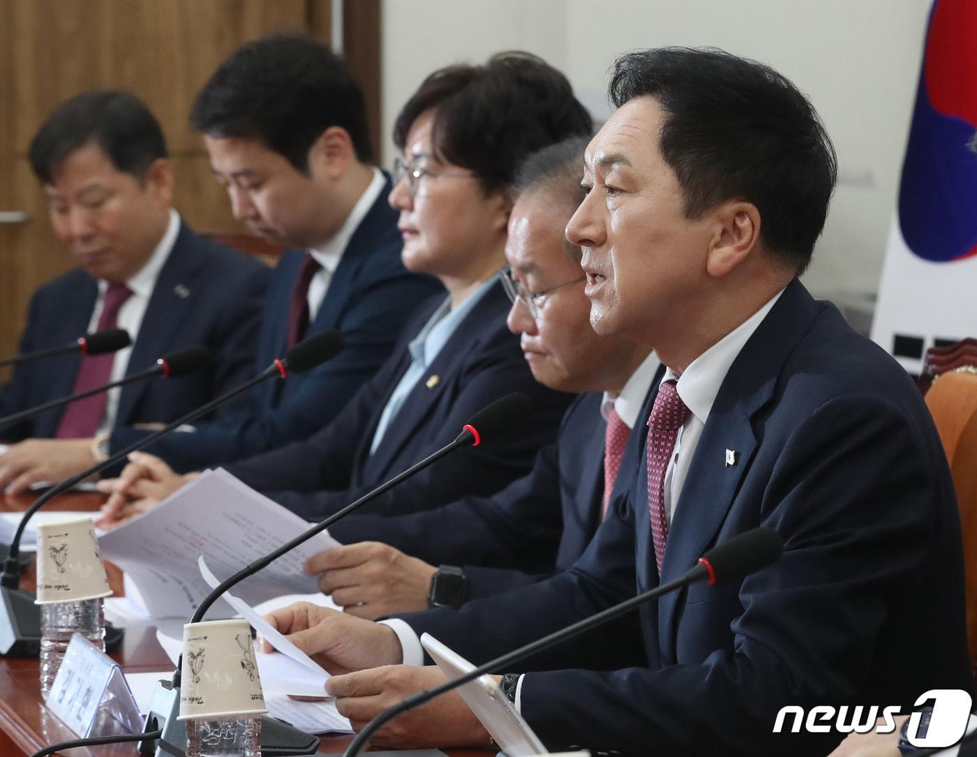 본문 이미지 - 김기현 국민의힘 대표가 3일 오전 서울 여의도 국회에서 열린 최고위원회의에서 모두 발언을 하고 있다. 2023.7.3/뉴스1 ⓒ News1 송원영 기자