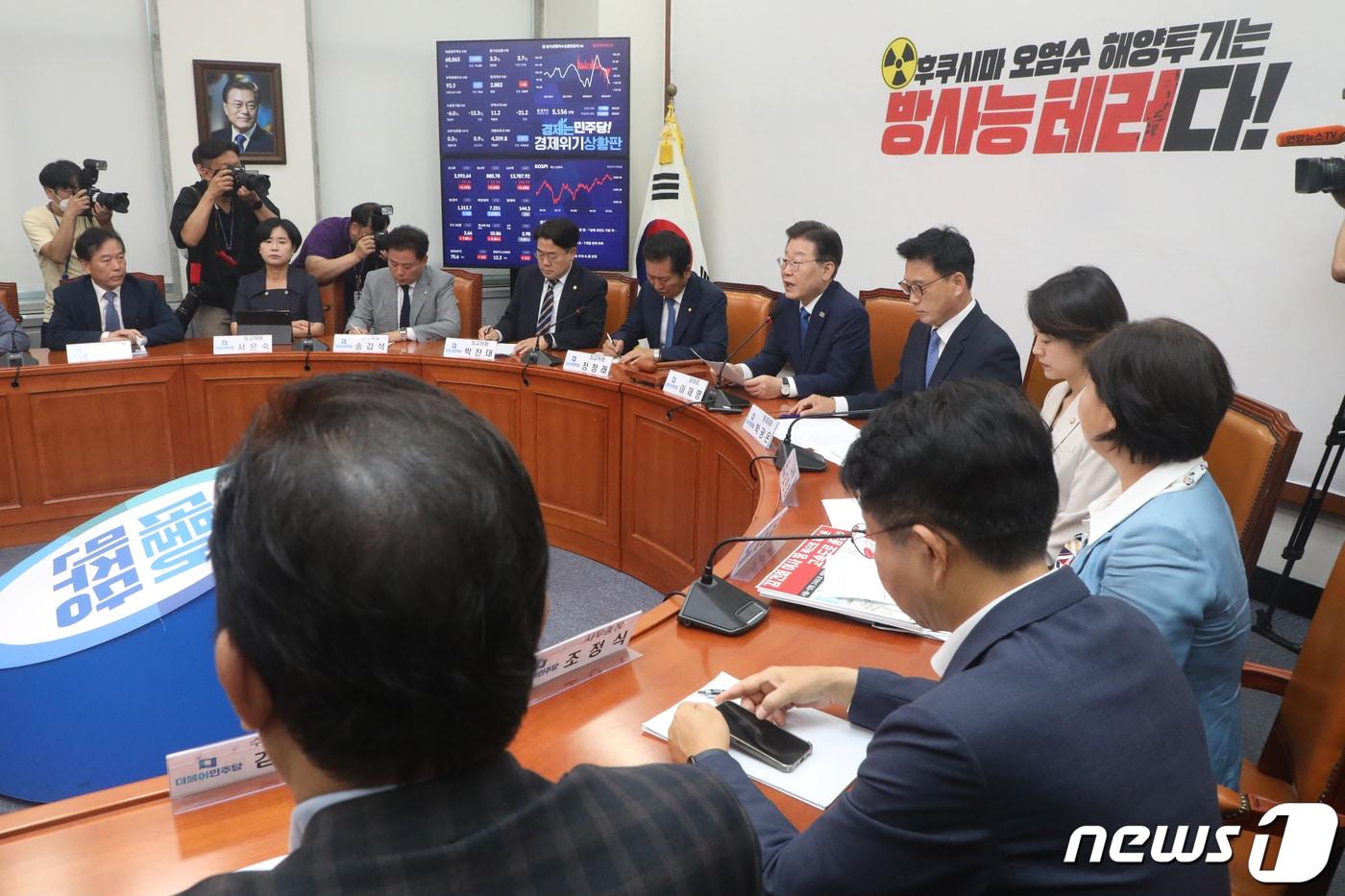 본문 이미지 - 이재명 더불어민주당 대표가 3일 오전 서울 여의도 국회에서 열린 최고위원회의에서 모두발언을 하고 있다. 2023.7.3/뉴스1 ⓒ News1 황기선 기자