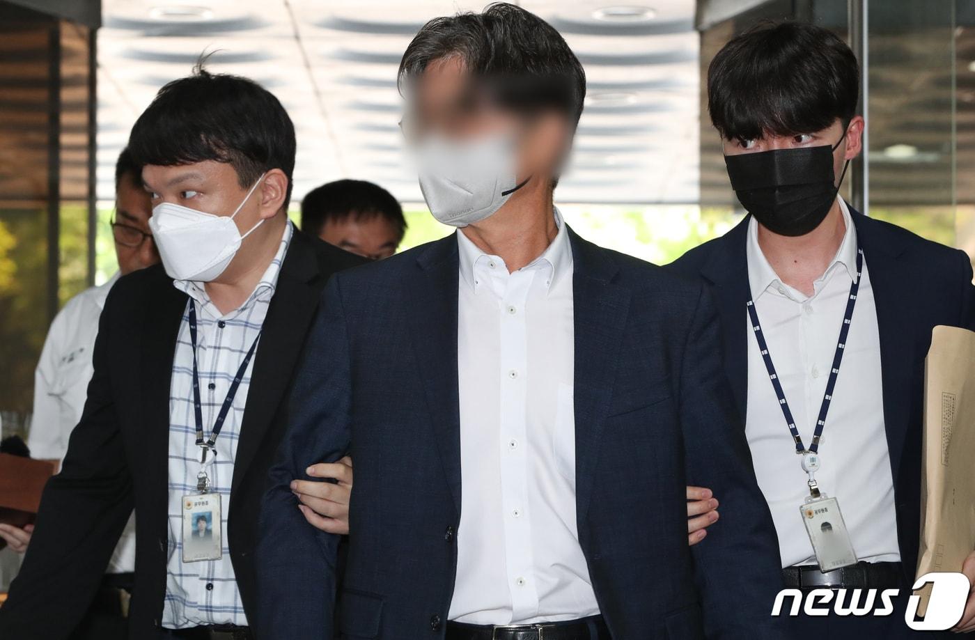 본문 이미지 - 더불어민주당 전당대회 '돈봉투' 의혹의 핵심 피의자로 지목된 송영길 전 대표의 전직 보좌관 박용수 씨가 3일 서울 서초구 서울중앙지방법원에서 열린 구속 전 피의자심문(영장실질심사)에 출석하고 있다. 2023.7.3/뉴스1 ⓒ News1 허경 기자