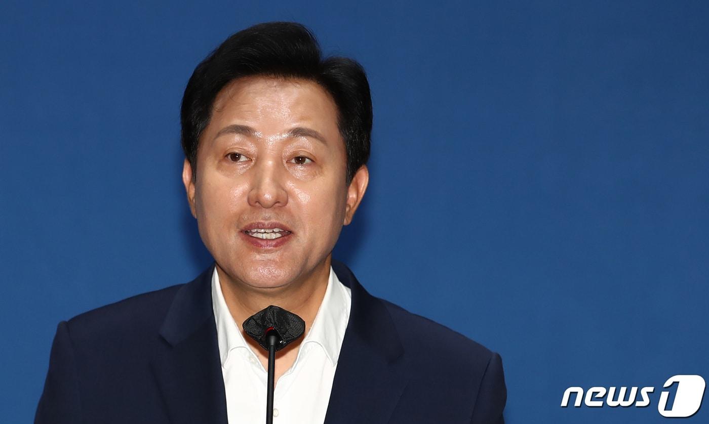 본문 이미지 - 오세훈 서울시장이 3일 서울 중구 서울시청에서 열린 취임 1주년 기자간담회에서 성과 및 향후 시정 운영방향에 대해 발언하고 있다. 2023.7.3/뉴스1 ⓒ News1 김민지 기자