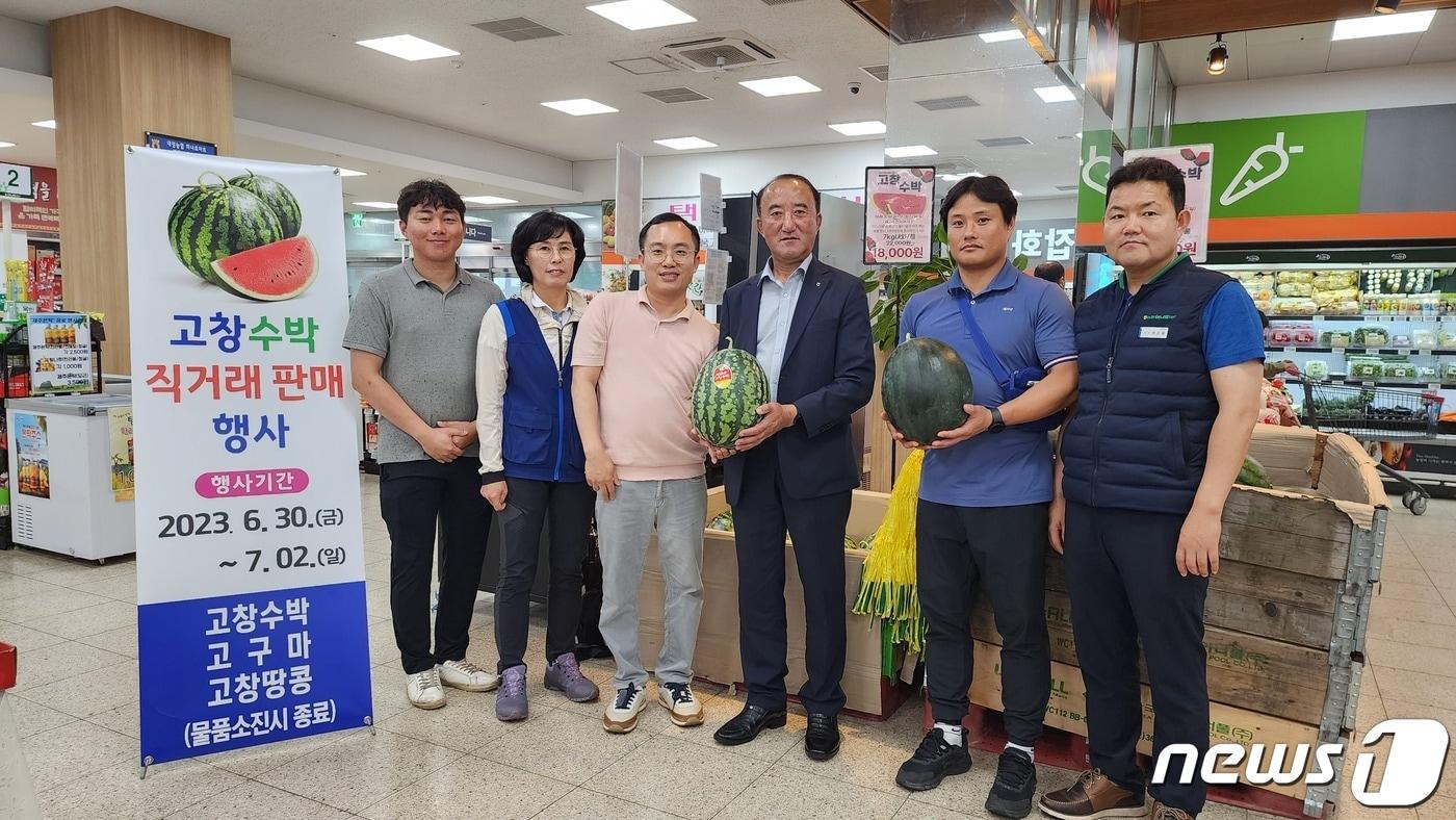본문 이미지 - 전북 고창군이 6월30일부터 7월2일까지 제주 서귀포 대정읍에 위치한 대정농협 하나로마트 판매장에서 고창 농특산품 판매행사를 개최했다.(고창군 제공)2023.7.3/뉴스1