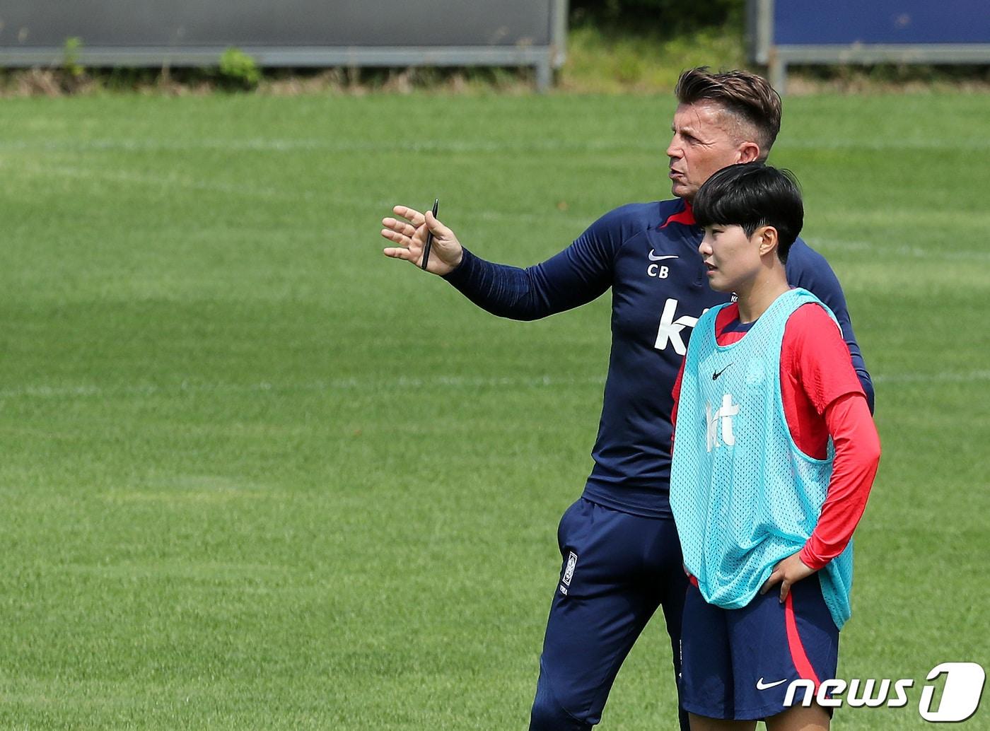 본문 이미지 - 한국 여자대표팀의 지소연과 콜린 벨 감독. /뉴스1 ⓒ News1 이동해 기자