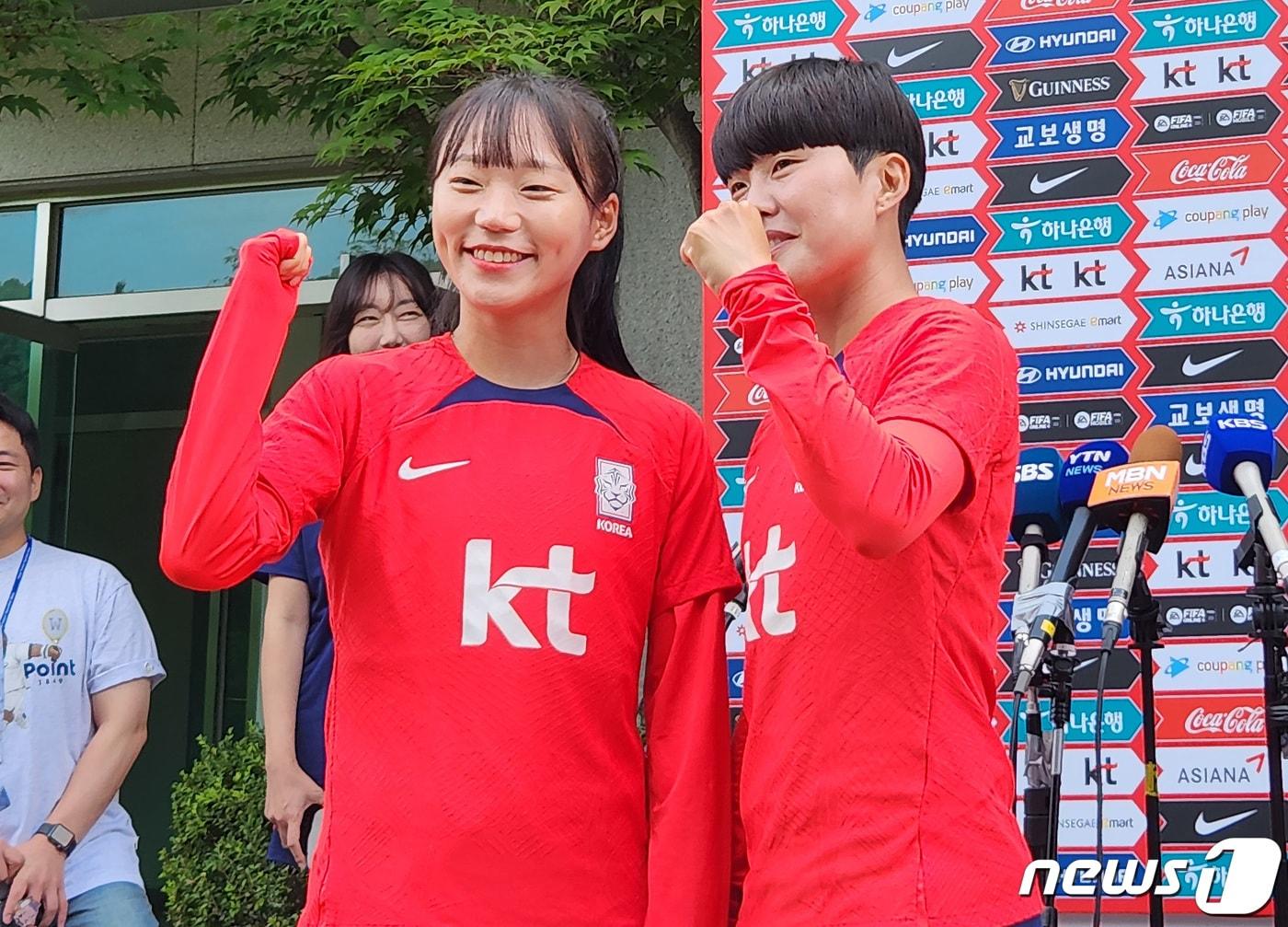 본문 이미지 - 2023 국제축구연맹(FIFA) 호주·뉴질랜드 여자 월드컵에 나서는 축구 대표팀 지소연(오른쪽)과 장슬기가 취재진과 인터뷰를 마친 뒤 기념촬영을 하고 있다. 2023.7.3/뉴스1 ⓒ News1 이재상 기자