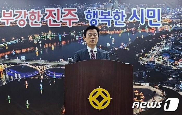 본문 이미지 - 조규일 진주시장이 3일 진주시청 브리핑룸에서 기자회견을 열고 민선8기 1년 주요 성과와 앞으로의 계획을 발표하고 있다. 2023.7.3 뉴스1/한송학기자