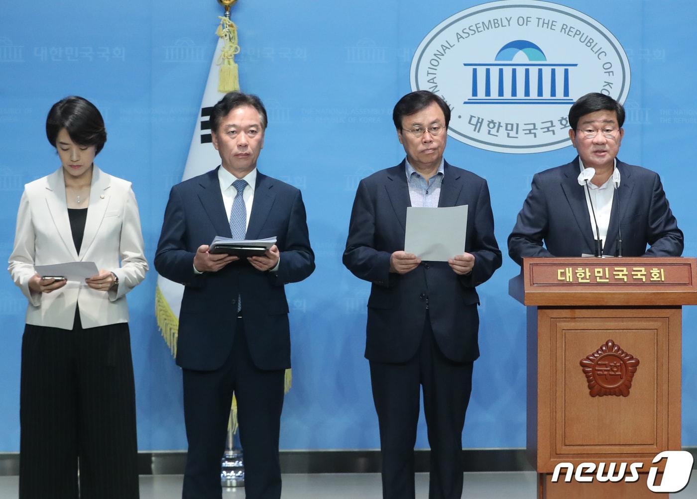 본문 이미지 - 민주주의4.0연구원 이사장인 더불어민주당 전해철 의원이 3일 오전 서울 여의도 국회 소통관에서 열린 '윤석열 정권의 언론장악을 위한 방송법 시행령 개정 중단 촉구' 기자회견에서 발언하고 있다. 왼쪽부터 더불어민주당 고민정, 정태호, 도종환, 전해철 의원. 2023.7.3/뉴스1 ⓒ News1 송원영 기자