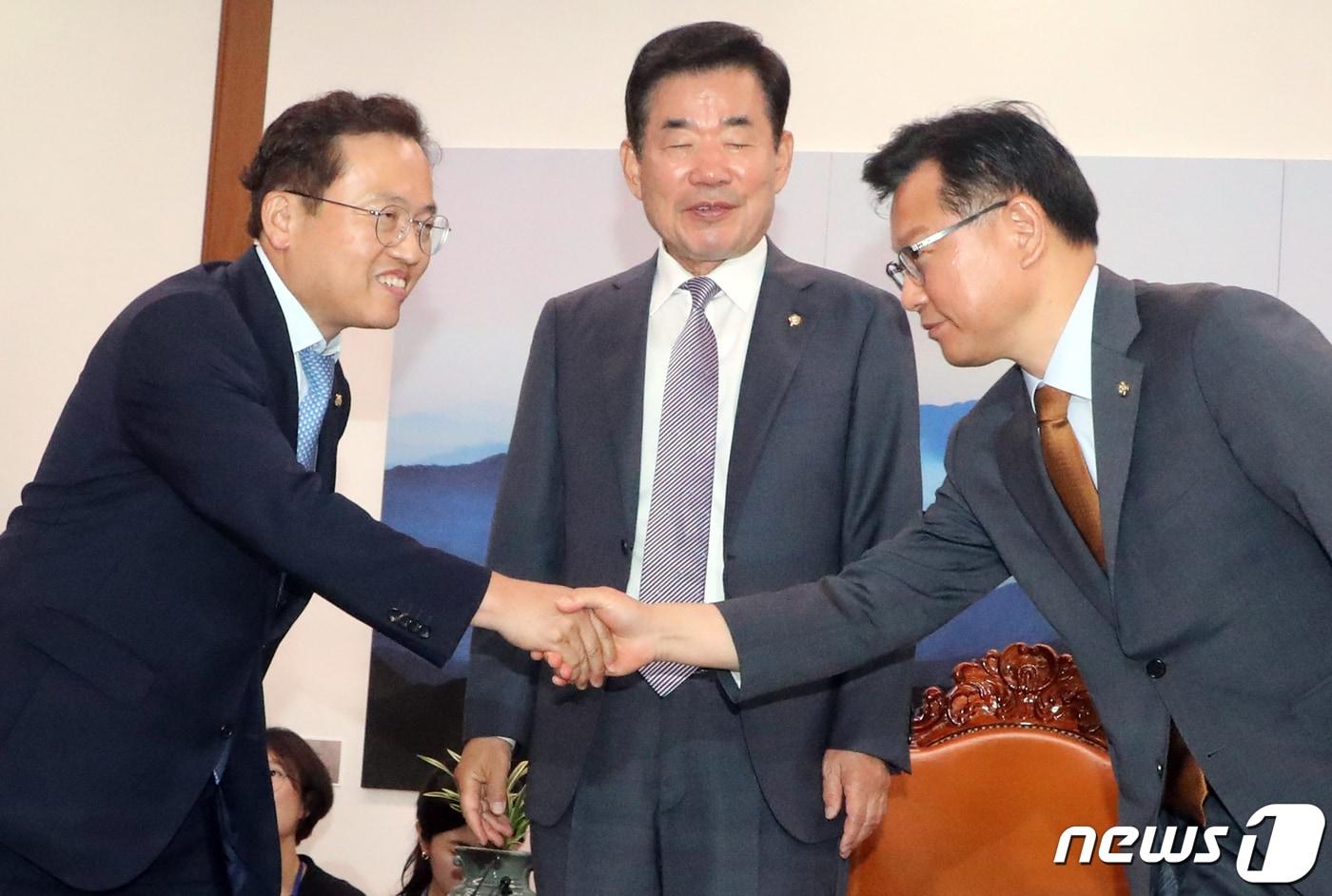 본문 이미지 - 김진표 국회의장이 3일 오전 서울 여의도 국회에서 열린 '선거제 개편 협의체 발족식'에서 국민의힘·더불어민주당 원내수석부대표의 악수 모습을 지켜보고 있다. 왼쪽부터 송기헌 더불어민주당 원내수석, 김 의장, 이양수 국민의힘 원내수석. 2023.7.3/뉴스1 ⓒ News1 황기선 기자