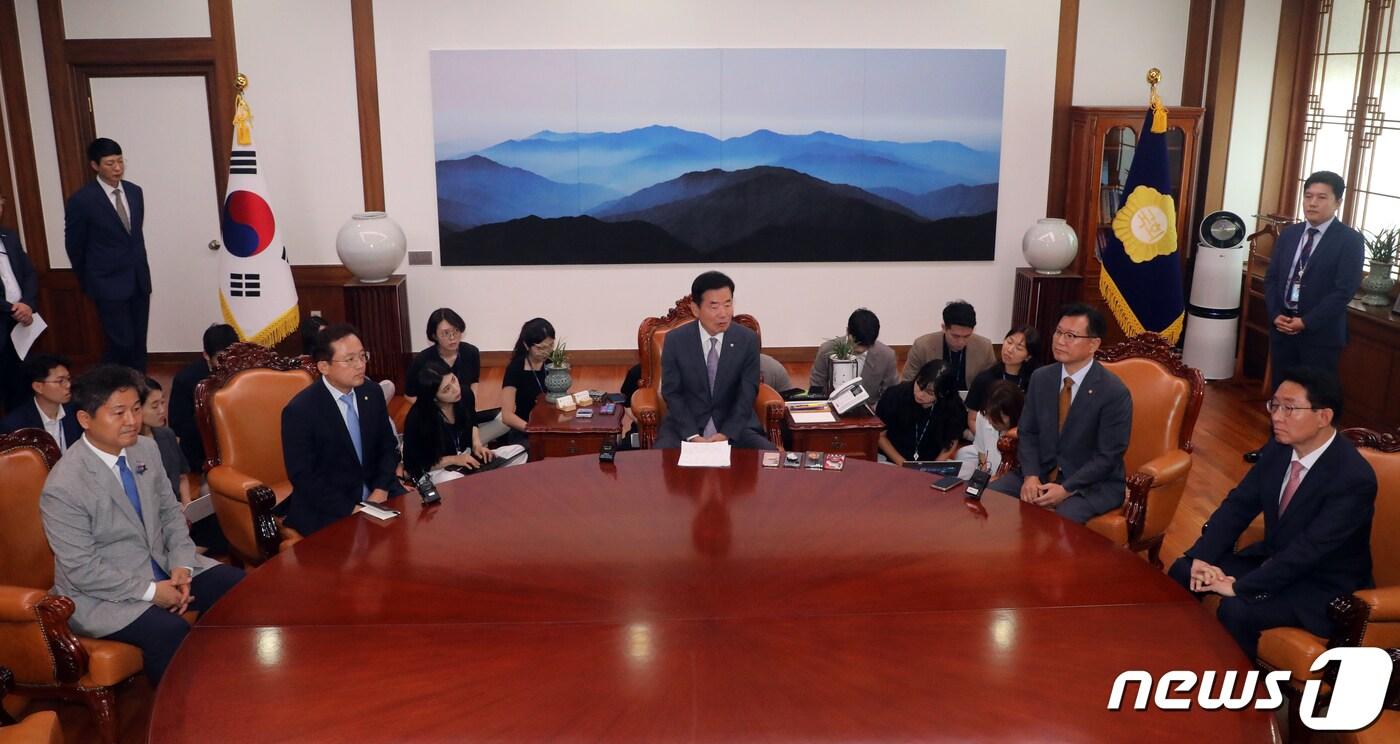 본문 이미지 - 김진표 국회의장이 3일 오전 서울 여의도 국회에서 열린 '선거제 개편 협의체 발족식'에서 인사말을 하고 있다. 왼쪽부터 김영배 더불어민주당 정개특위 간사, 송기헌 원내수석부대표, 김 의장, 이양수 국민의힘 원내수석부대표, 김상훈 정개특위 간사./뉴스1 ⓒ News1 황기선 기자