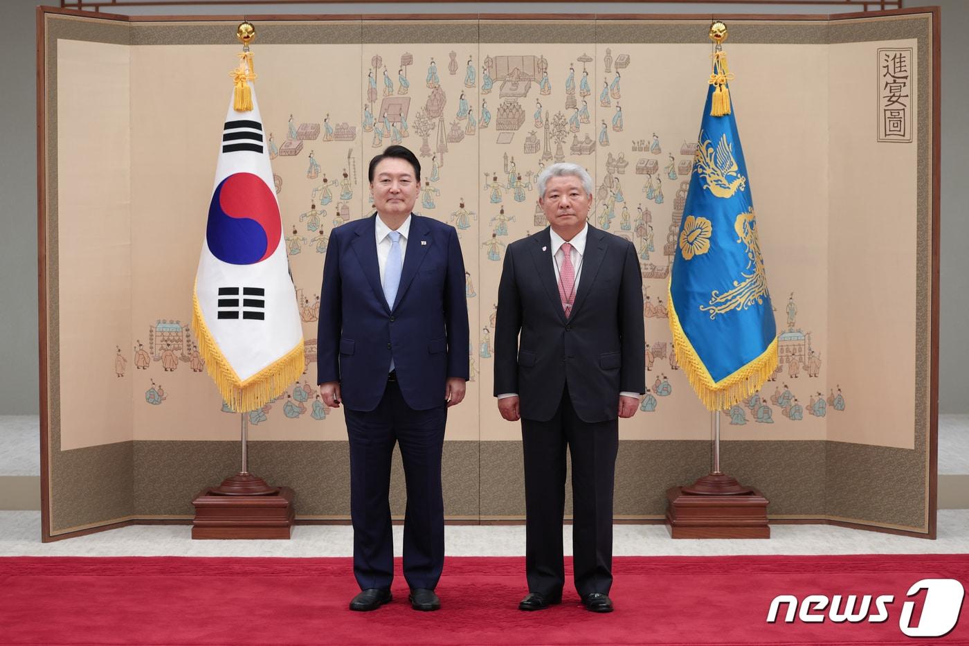 본문 이미지 - 윤석열 대통령이 3일 용산 대통령실 자유홀에서 김홍일 국민권익위원회 위원장에게 임명장을 수여한 뒤 기념 촬영하고 있다. (대통령실 제공) 2023.7.3/뉴스1 ⓒ News1 안은나 기자
