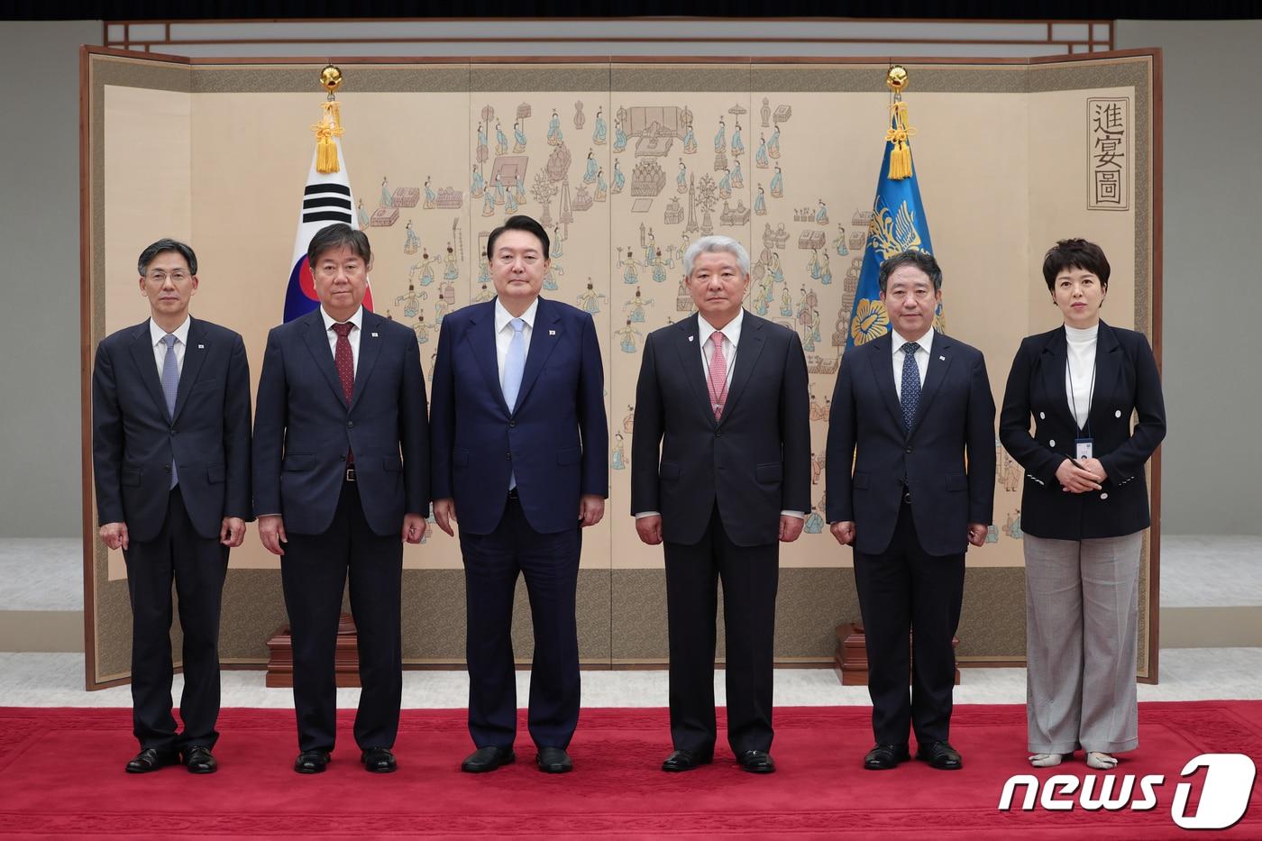본문 이미지 - 윤석열 대통령이 3일 오전 용산 대통령실 자유홀에서 김홍일 국민권익위원회 위원장에게 임명장을 수여한 뒤 기념 촬영하고 있다. 왼쪽부터 복두규 대통령비서실 인사기획관, 김대기 대통령 비서실장, 윤 대통령, 김 위원장, 강승규 시민사회수석, 김은혜 홍보수석. (대통령실 제공) 2023.7.3/뉴스1 ⓒ News1 안은나 기자