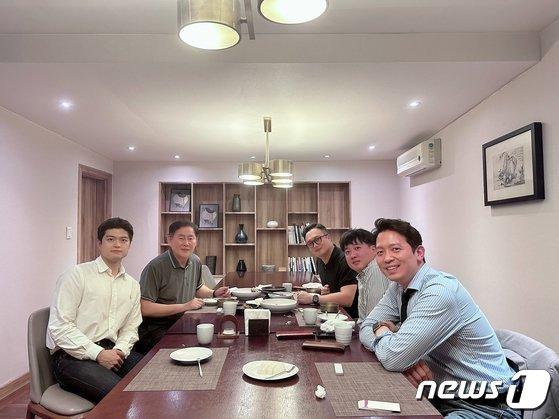 본문 이미지 - 지난 6얼 30일 저녁 서울 강남의 한 식당에서 만찬회동을 한 김용태 전 국민의힘 최고위원(왼쪽부터 시계방향) , 최경환 전 경제부총리, 구혁모 전 국민의힘 혁신위원, 이준석 전 국민의힘 대표, 이기인 경기도의회 의원. (이기인 SNS 갈무리) ⓒ 뉴스1