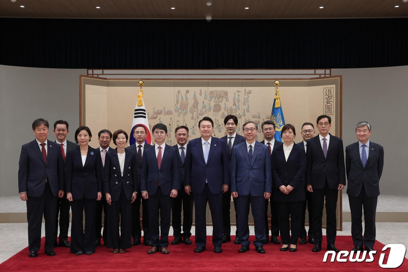 본문 이미지 - 윤석열 대통령이 3일 용산 대통령실 자유홀에서 장미란 문화체육관광부 2차관 등 신임 차관들에게 임명장을 수여한 뒤 기념 촬영하고 있다. (대통령실 제공) 2023.7.3/뉴스1 ⓒ News1 안은나 기자