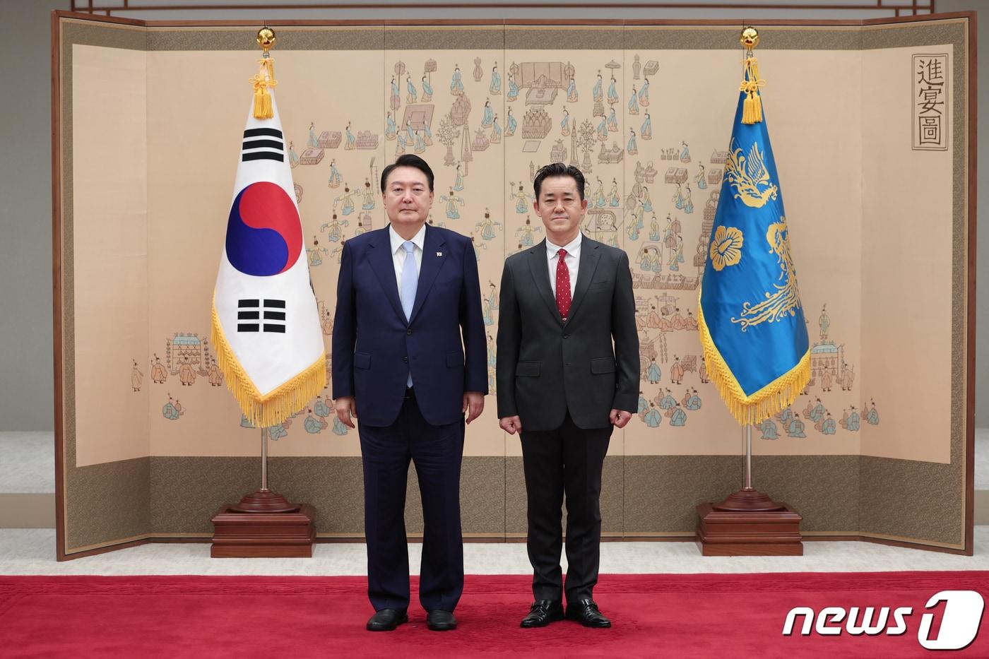본문 이미지 - 윤석열 대통령이 용산 대통령실 자유홀에서 임상준 신임 환경부 차관에게 임명장을 수여한 뒤 기념 촬영하고 있다. (대통령실 제공) 2023.7.3/뉴스1 ⓒ News1 안은나 기자