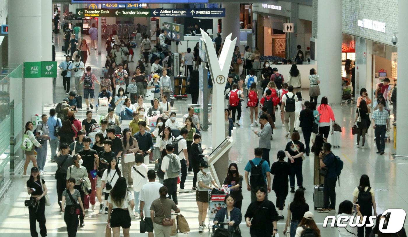 본문 이미지 - 3일 인천국제공항 제1여객터미널 면세구역이 여행객들로 붐비고 있다. 2023.7.3/뉴스1 ⓒ News1 