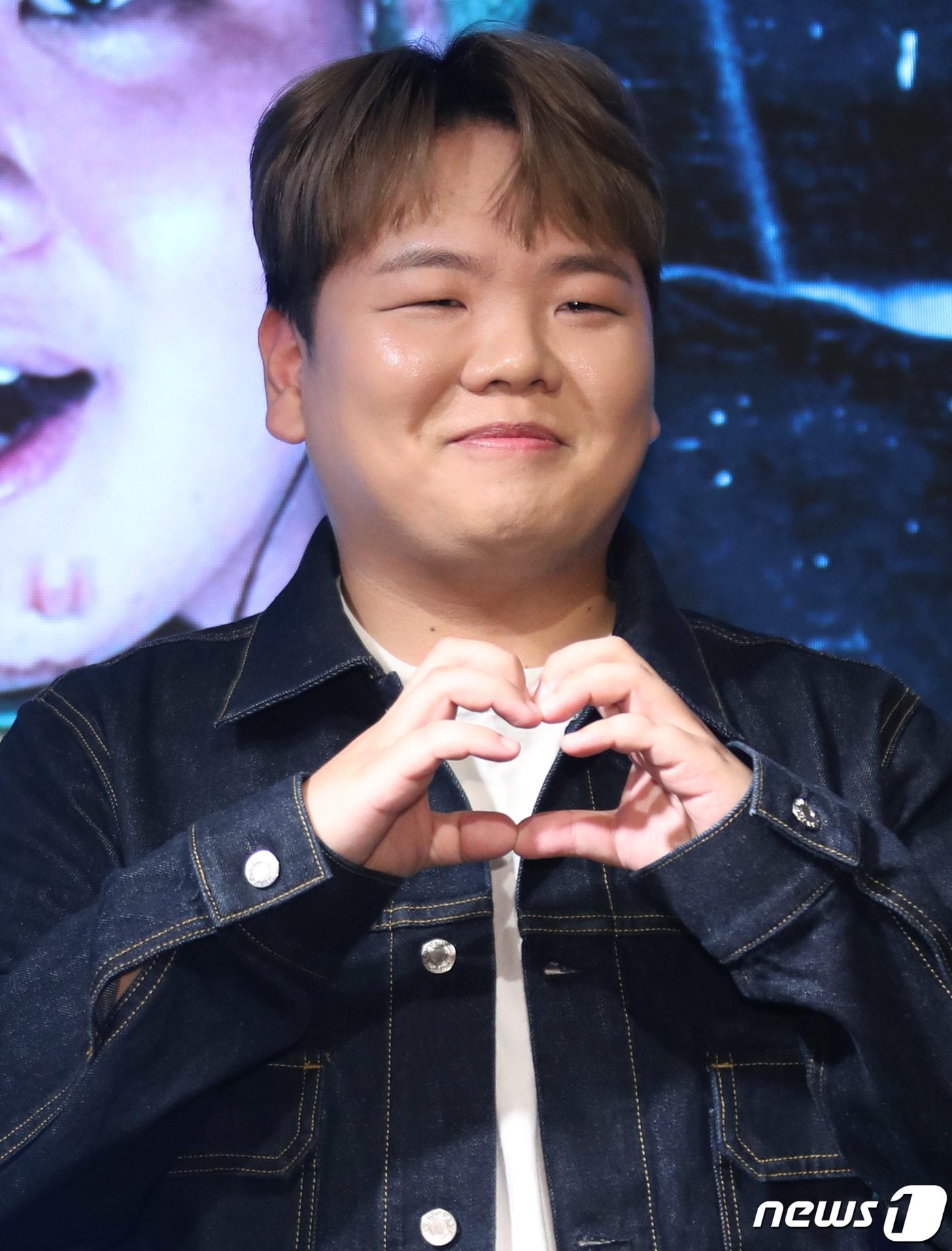 본문 이미지 - 여행 크레이터 곽준빈(곽튜브)이 3일 서울 마포구 클럽온에어에서 열린 EBS '곽준빈의 세계 기사식당' 기자간담회에서 포즈를 취하고 있다. '곽준빈의 세계 기사식당'은 158만 명의 구독자를 보유한 인기 여행 유튜버 곽튜브로 활동 중인 곽준빈이 해외의 기사식당을 방문하는 리얼리티 여행기다. 2023.7.3/뉴스1 ⓒ News1 권현진 기자