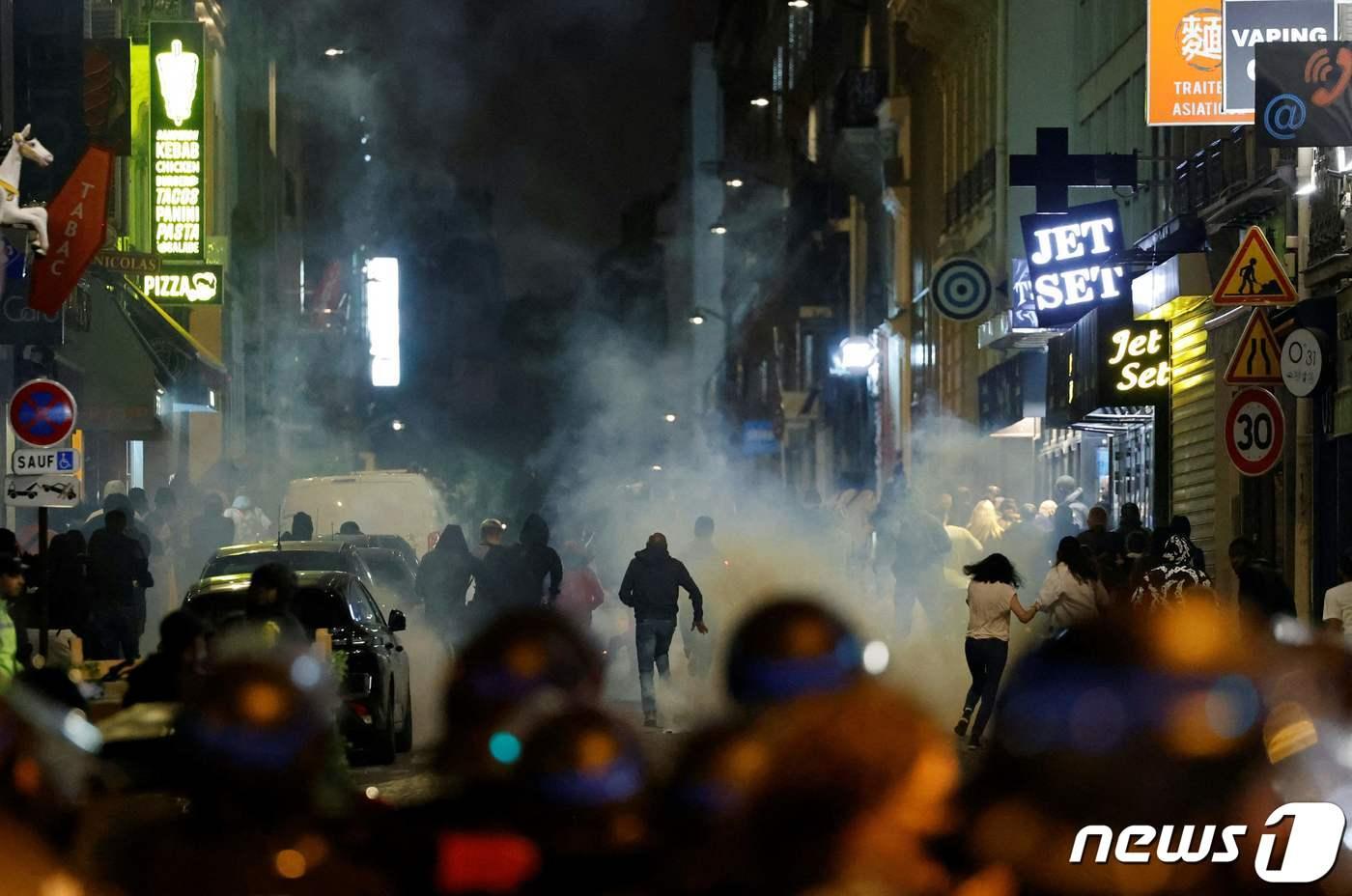 본문 이미지 - 프랑스 파리에서 시위대가 폭동을 일으키고 있다. 2023.07.02. ⓒ AFP=뉴스1 ⓒ News1 정윤영 기자