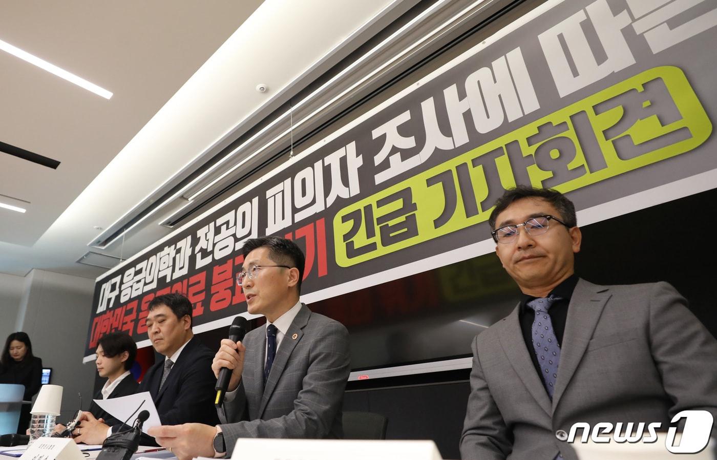 본문 이미지 - 이필수 대한의사협회장이 3일 서울 용산구 대한의사협회 대회의실에서 열린 대구 응급의학과 전공의 피의자 조사에 따른 응급의료 붕괴 위기 긴급 기자회견에서 발언하고 있다. 앞서 대구파티마병원 응급의학과 3학년 전공의 A씨는 지난 3월 응급실을 찾지 못해 구급차에서 숨진 17살 여학생 사건과 관련해 경찰 조사를 받고 있다. 2023.7.3/뉴스1 ⓒ News1 김민지 기자