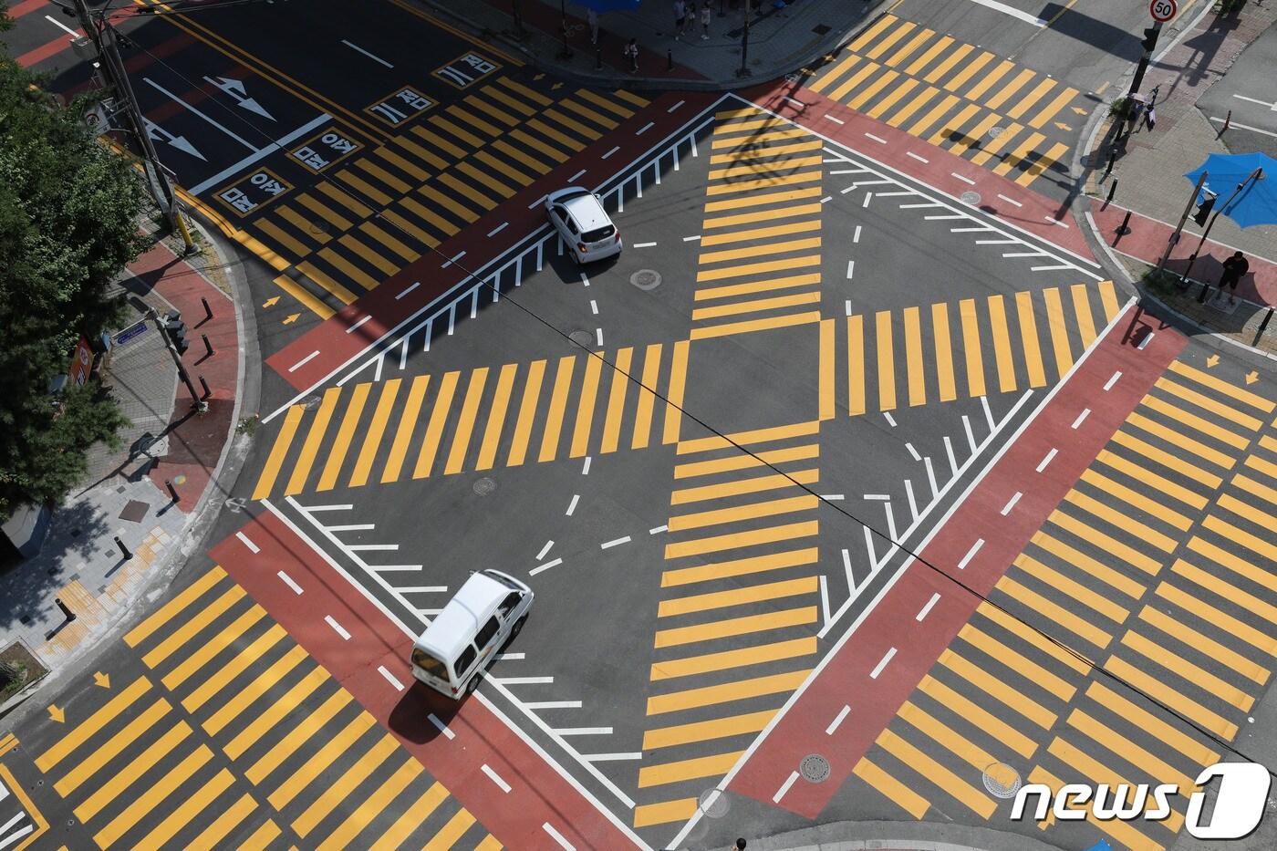  경기 용인시 기흥구 구갈초등학교 인근 어린이보호구역(스쿨존)에 설치된 노란색 횡단보도 위로 차량이 지나가고 있다. 2023.7.3/뉴스1 ⓒ News1 김영운 기자