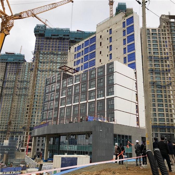 본문 이미지 - 용인 영덕 경기행복주택 주택의 모듈 양중 및 적층 모습./건설연 제공