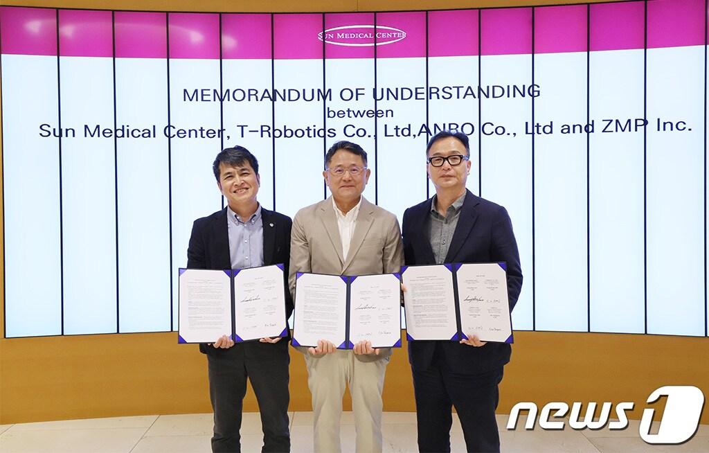 본문 이미지 -  대전선병원과 로봇제조전문회사 3곳이 스마트병원 구축을 위한 업무협약을 체결하고 기념사진을 찍고 있다. 왼쪽부터 히사시 다구치 ㈜ZMP 대표, 선승훈 선메디컬센터 의료원장, 안승욱 ㈜T-Robotics (티로보틱스)대표.(대전선병원 제공)/뉴스1