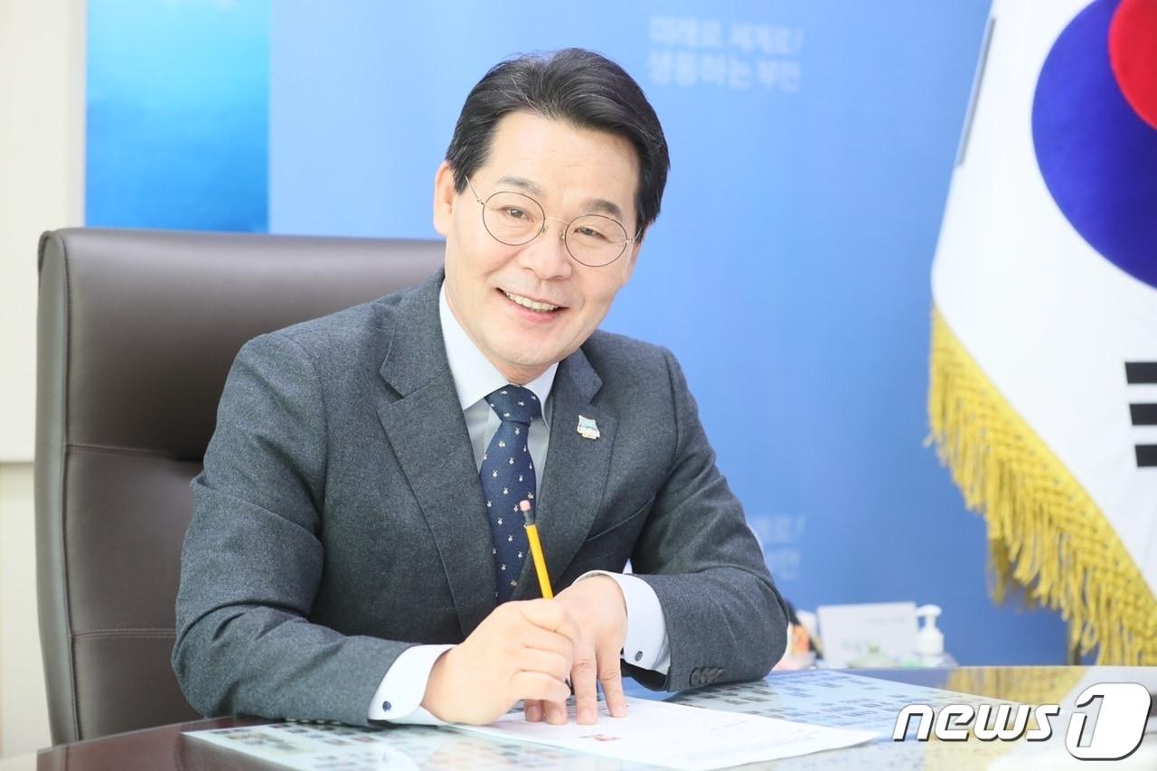 본문 이미지 - 권익현 전북 부안군수는 민선8기 2주년을 맞아 민자유치 1조원 달성과 수소산업 육성, 새만금 배후도시 집중 개발, 국제학교 유치 등을 통해 미래 100년 지속가능한 부안 대도약을 강조했다.(부안군  제공)/뉴스1