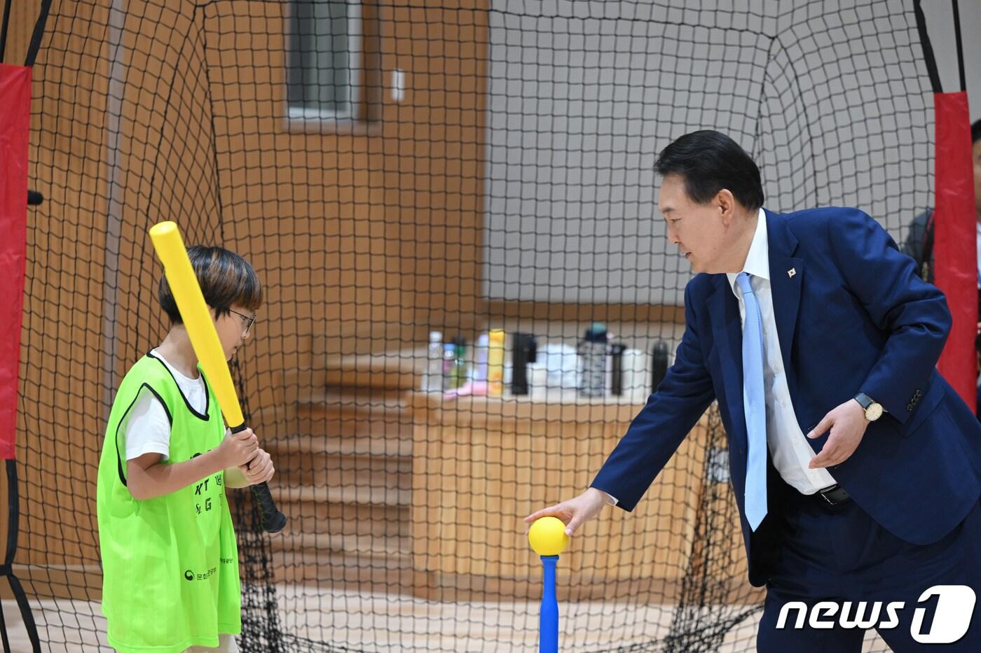 본문 이미지 - 윤석열 대통령이 3일 오후 방과 후 교육 활동·돌봄을 제공하는 늘봄학교 시범학교인 경기 수원초등학교를 찾아 간이야구 수업(티볼교실)에 직접 참여하고 있다. (대통령실 제공) 2023.7.3/뉴스1 ⓒ News1 안은나 기자