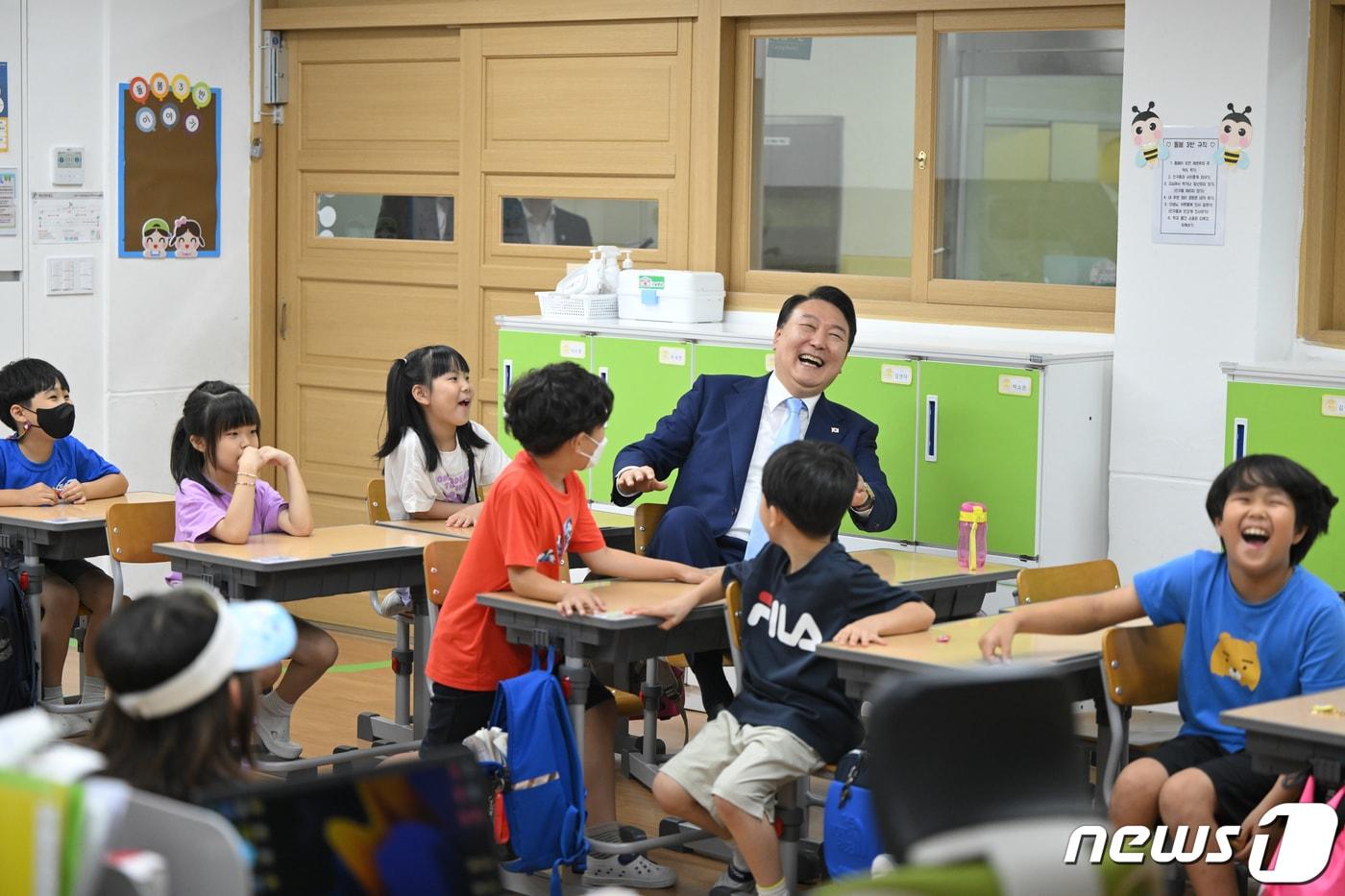 본문 이미지 - 윤석열 대통령이 지난해 7월3일 늘봄학교 시범학교인 경기 수원초등학교를 찾아 수업을 참관하고 있다. (대통령실 제공) 2023.7.3/뉴스1 ⓒ News1 안은나 기자