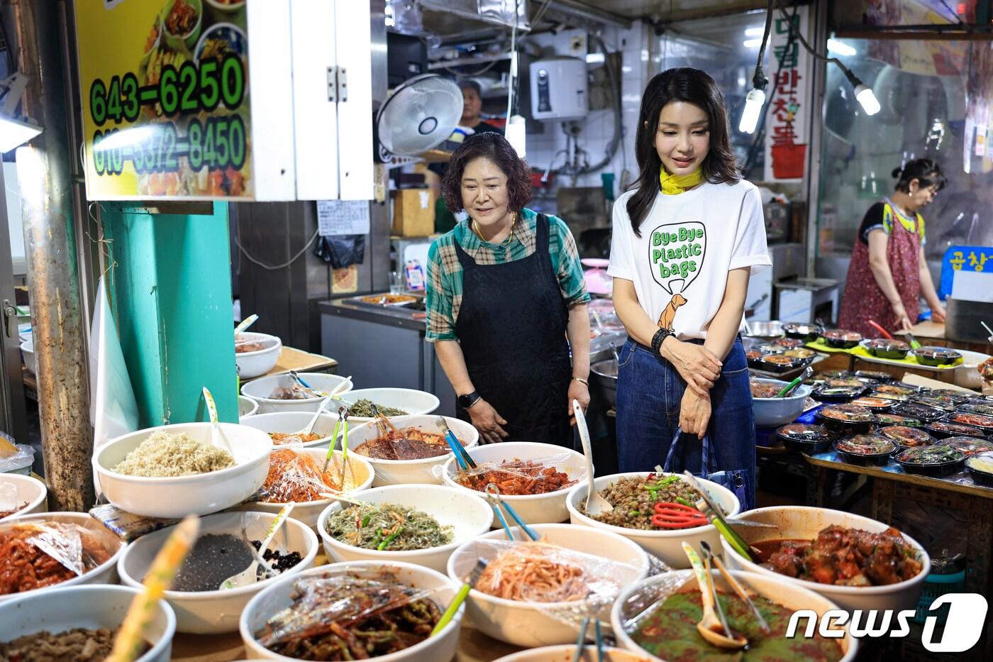 본문 이미지 - 김건희 여사가 3일 강원 강릉시 중앙·성남시장을 찾아 상인과 대화를 하고 있다. (대통령실 제공) 2023.7.3/뉴스1 ⓒ News1 안은나 기자