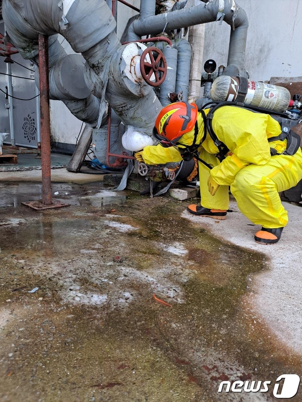 본문 이미지 - 3일 오후 5시38분께 군산시 서수면의 한 냉동공장에서 암모니아 냉매가스가 누출됐다는 신고가 접수됐다.(전북소방본부 제공)2023.7.3/뉴스1