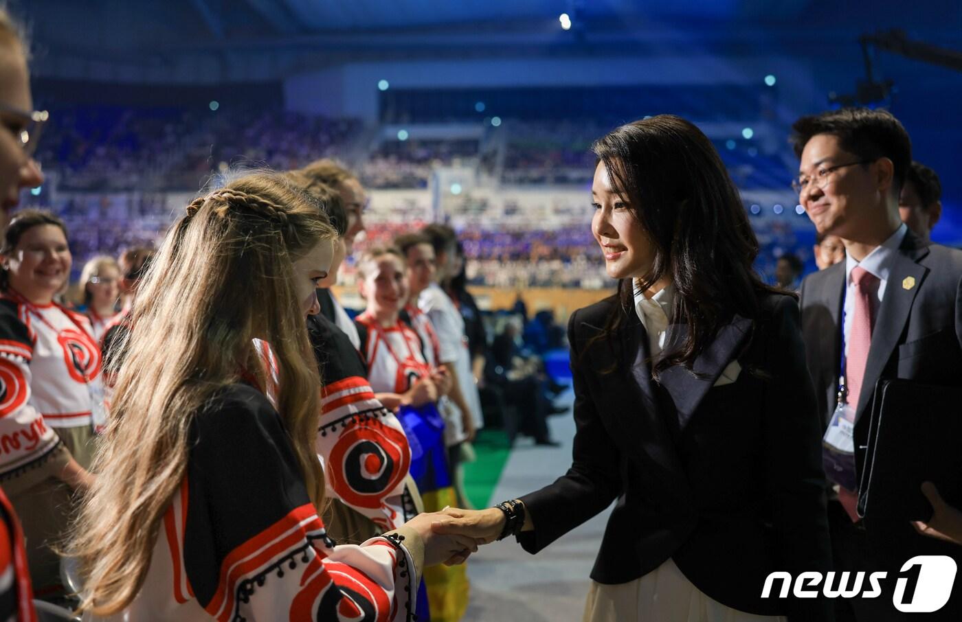 본문 이미지 - 김건희 여사가 3일 오후 강원 강릉아레나에서 열린 2023 강릉 세계합창대회 개막식에 참석해 우크라이나 보그닉 소녀 합창단과 악수하고 있다. (대통령실 제공) 2023.7.3/뉴스1 ⓒ News1 안은나 기자