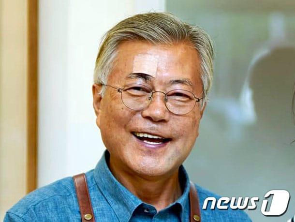 본문 이미지 - 문재인 전 대통령이 경남 양산시 사저 인근에서 운영중인 '평산책방' 소셜미디어에 이마에 반창고를 붙인 사진이 올라와 지지자들의 우려가 이어지고 있다. 평산책방을 방문한 강선우 더불어민주당 의원은 "문 전 대통령이 벌에 쏘이셔서 이마에 반창고를 붙이고 계셨다'고 전했다. 사진은 지난 1일 평산책방에서 문재인 전 대통령의 모습 . (강선우 더불어민주당 의원 페이스북 캡처) 2023.7.3/뉴스1