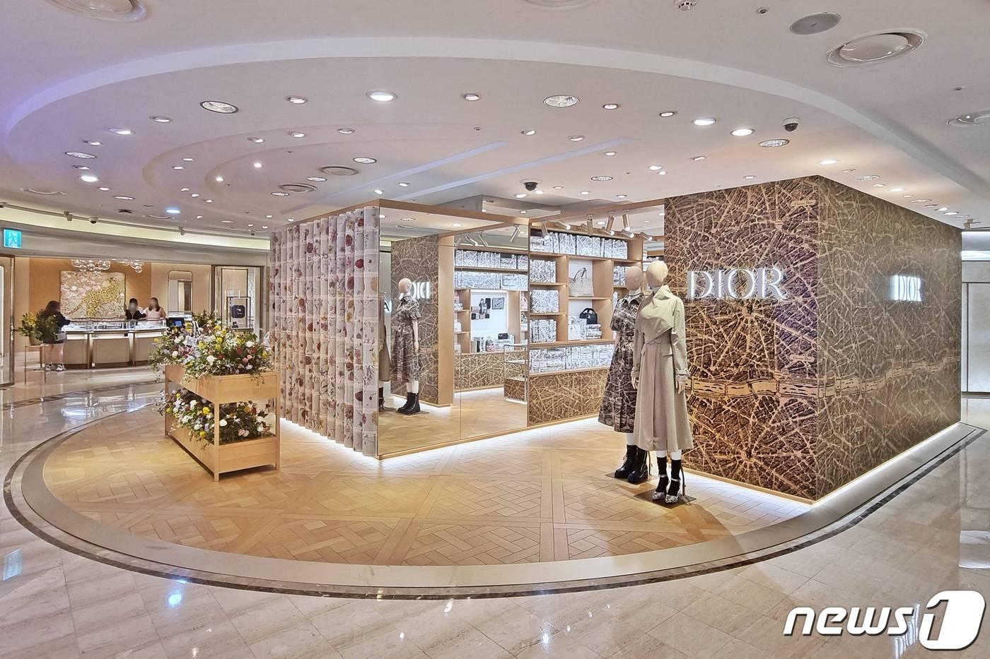 본문 이미지 - 디올 2023 FW 컬렉션 팝업스토어 내부 전경 .(갤러리아백화점제공)