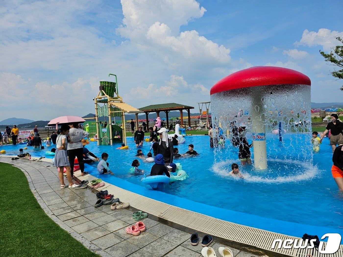 본문 이미지 - 전남 함평 돌머리해수욕장에서 여행객들이 물놀이를 즐기는 모습. ⓒ News1 