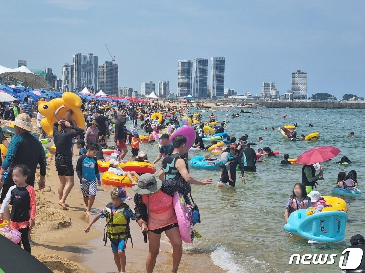 본문 이미지 -  속초해수욕장을 찾은 피서객들이 물놀이를 즐기고 있다.&#40;자료사진&#41;/뉴스1 DB