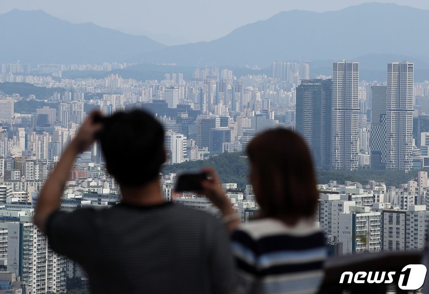 본문 이미지 - 서울시 용산구 남산N타워를 찾은 시민 등이 도심 아파트단지를 바라보고 있다. 2023.7.30/뉴스1 ⓒ News1 박정호 기자