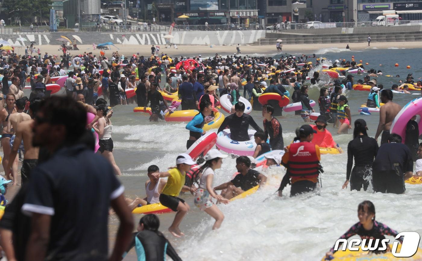 본격적인 피서철을 맞은 30일 오후 부산 해운대구 해운대해수욕장을 찾은 피서객들이 물놀이를 즐기며 더위를 식히고 있다. 2023.7.30/뉴스1 ⓒ News1 윤일지 기자
