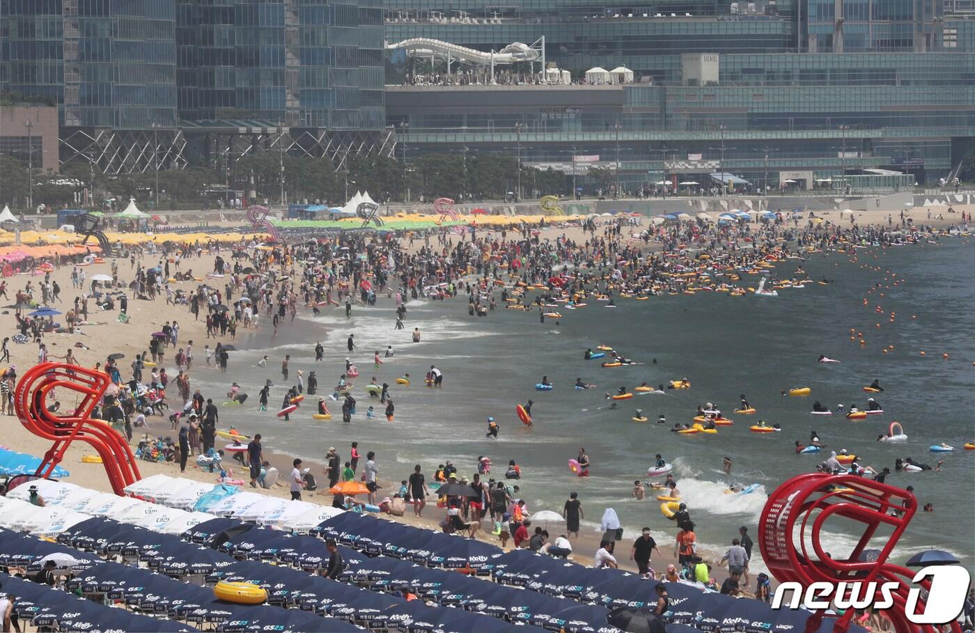 본격적인 피서철을 맞은 30일 오후 부산 해운대구 해운대해수욕장을 찾은 피서객들이 물놀이를 즐기며 더위를 식히고 있다. 2023.7.30/뉴스1 ⓒ News1 윤일지 기자