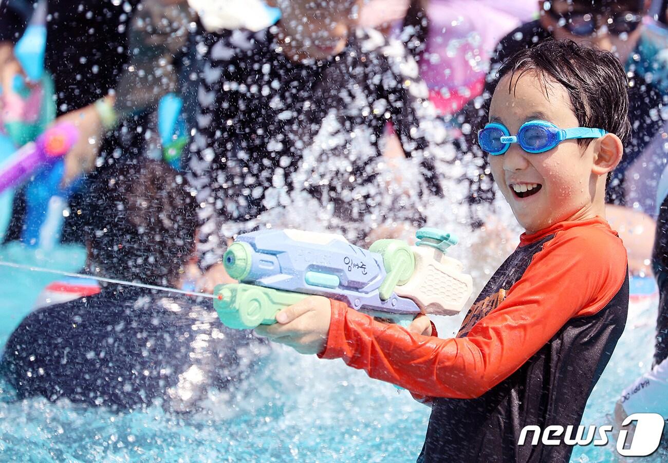 본문 이미지 - 폭염이 기승을 부린 30일 강원 평창군 대화면 일원에서 열린 2023평창더위사냥축제에서 어린이가 물총을 쏘며 더위를 쫓고 있다. &#40;평창군 제공&#41; 2023.7.30/뉴스1