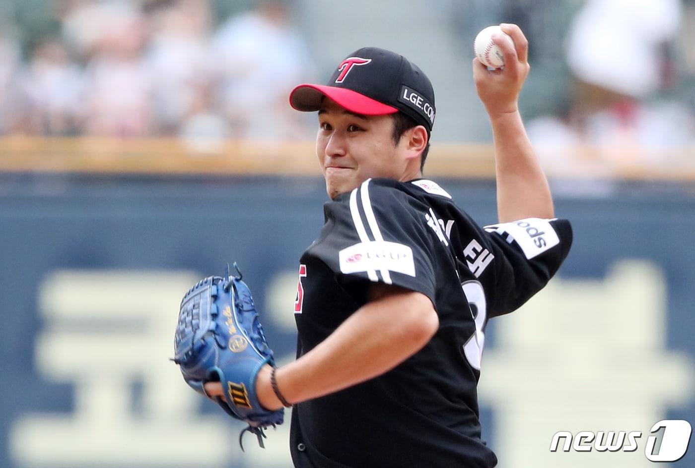 30일 오후 서울 송파구 잠실야구장에서 열린 프로야구 '2023 신한은행 SOL KBO리그' LG 트윈스와 두산 베어스의 경기에서 LG 선발 최원태가 역투하고 있다. 2023.7.30/뉴스1 ⓒ News1 이승배 기자