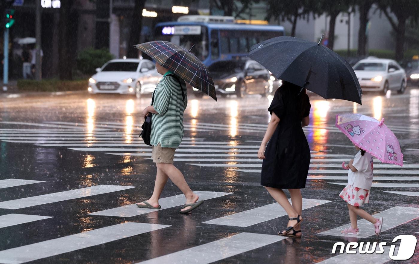 본문 이미지 - 30일 오후 서울 종로 거리에서 우산을 쓴 시민들이 소나기를 피해 걷고 있다. 기상청은 이날 오후 6시 50분을 기해 은평구와 마포구, 서대문구, 용산구, 종로구, 중구 등 서울 서북권에 호우경보를 발효한다고 밝혔다. 2023.7.30/뉴스1 ⓒ News1 구윤성 기자