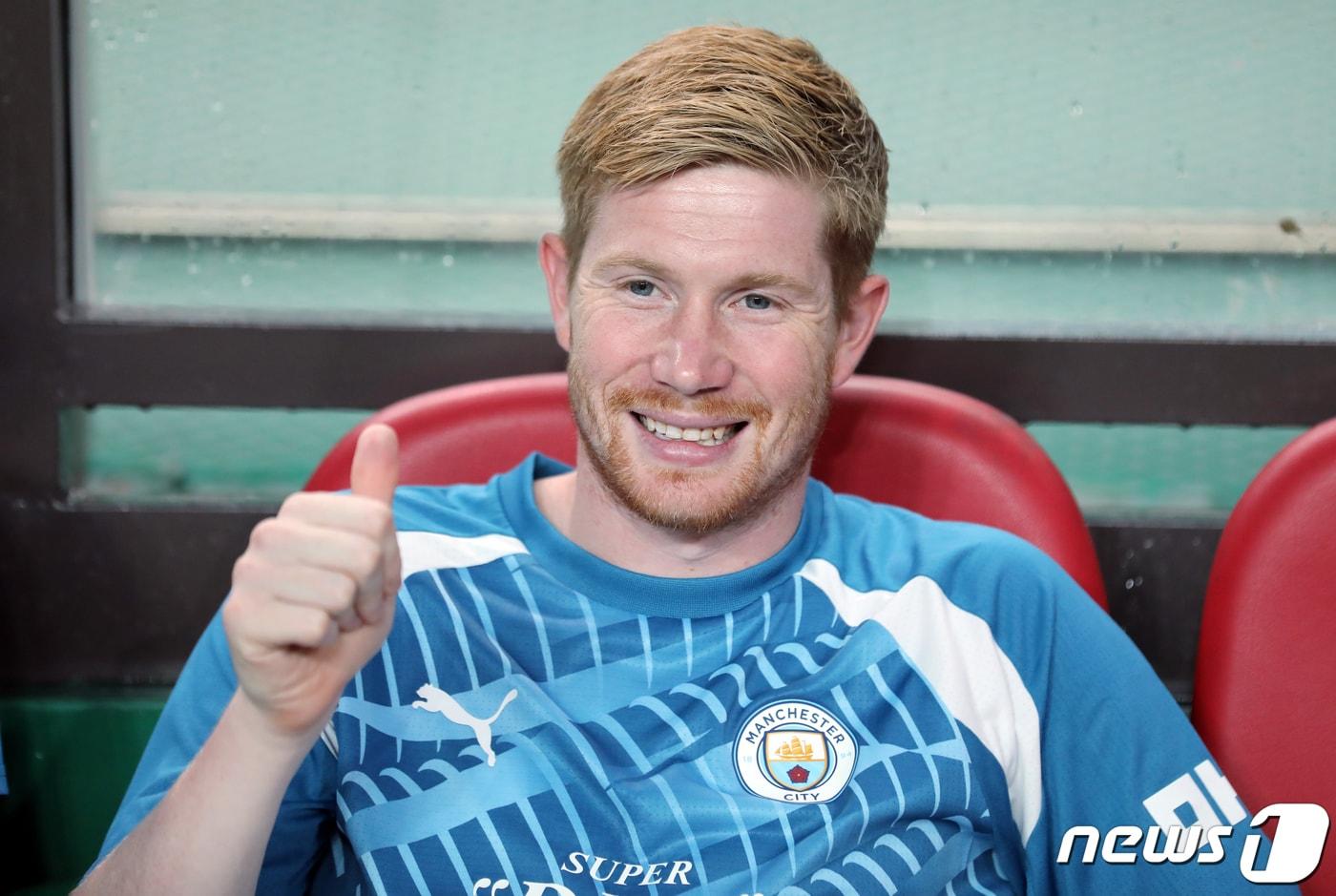 본문 이미지 - 30일 서울 마포구 서울월드컵경기장에서 열린 쿠팡플레이 시리즈 2차전 아틀레티코 마드리드와 맨체스터 시티 FC의 경기에서 맨시티 케빈 더 브라위너가 벤치에 앉아 취재진을 향해 엄지손가락을 들어 보이고 있다. 2023.7.30/뉴스1 ⓒ News1 박정호 기자