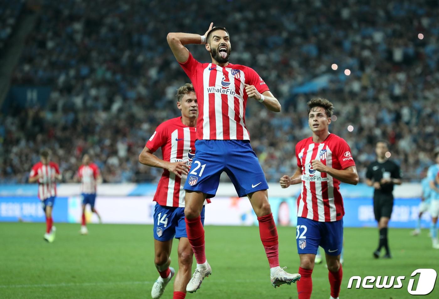 30일 서울 마포구 서울월드컵경기장에서 열린 쿠팡플레이 시리즈 2차전 아틀레티코 마드리드와 맨체스터 시티 FC의 경기 후반전에서 아틀레티코 마드리드 야닉 카라스코가 추가골을 넣은 뒤 세리머니를 하고 있다. 2023.7.30/뉴스1 ⓒ News1 이동해 기자