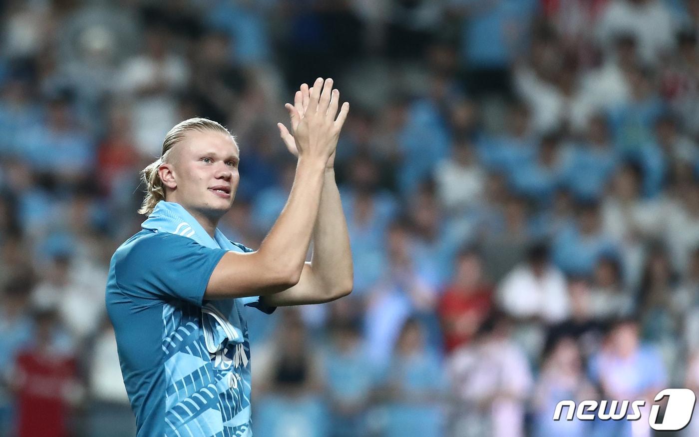 본문 이미지 - 30일 서울 마포구 서울월드컵경기장에서 열린 쿠팡플레이 시리즈 2차전 아틀레티코 마드리드(AT 마드리드)와 맨체스터 시티 FC의 경기에서 맨시티 엘링 홀란드가 경기를 마치고 팬들에게 인사하고 있다. 2023.7.30/뉴스1 ⓒ News1 김민지 기자