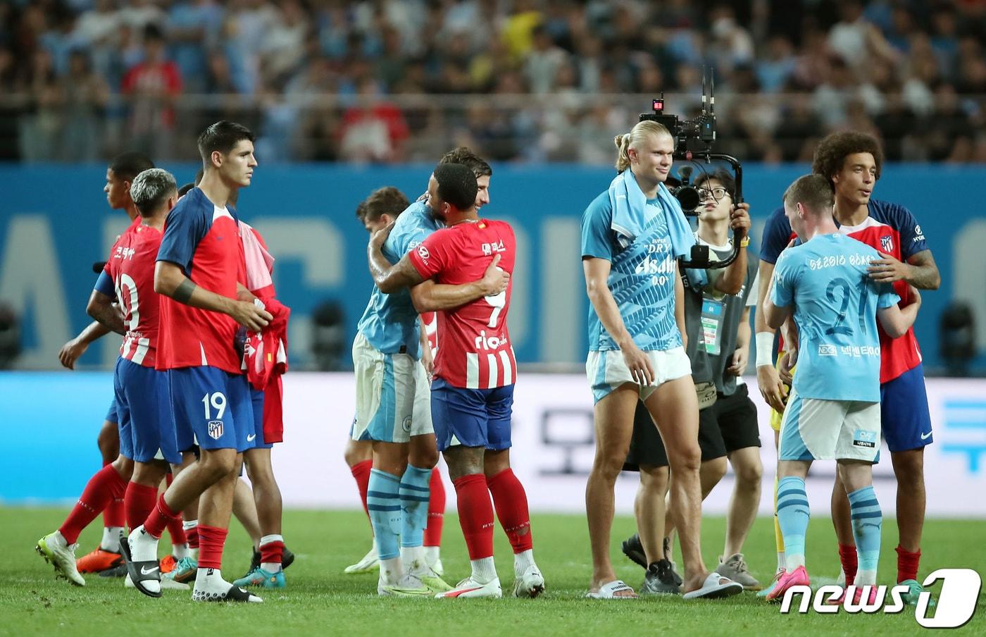 30일 서울 마포구 서울월드컵경기장에서 열린 쿠팡플레이 시리즈 2차전 아틀레티코 마드리드와 맨체스터 시티 FC의 경기 종료 후 맨시티 엘링 홀란드와 AT마드리드 멤피스 데파이, 모라타 등이 인사를 나누고 있다. 2023.7.30/뉴스1 ⓒ News1 박정호 기자