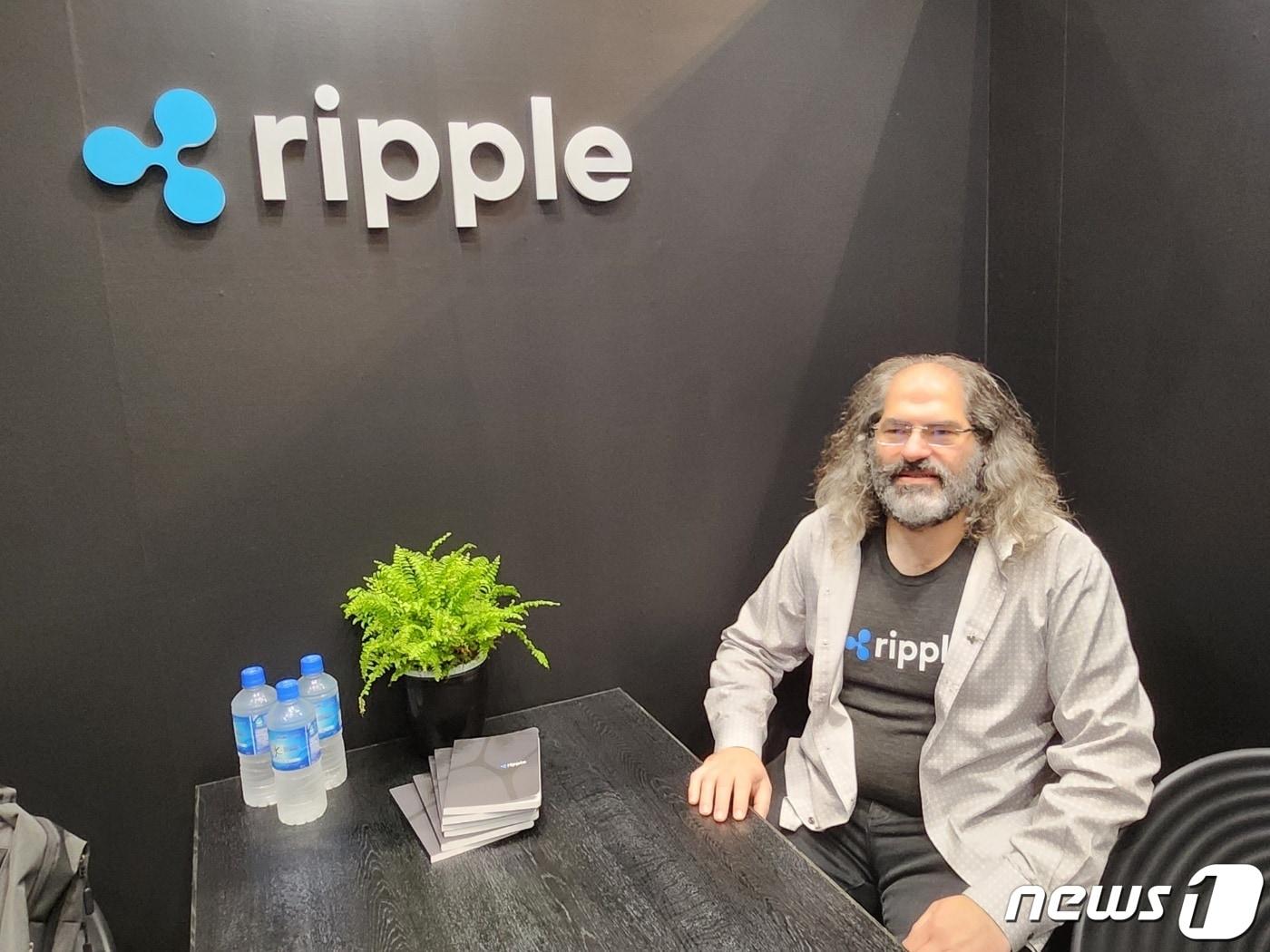 본문 이미지 - 데이비드 슈워츠 리플 CTO가 26일 일본 도쿄 국제 포럼에 마련된 리플 부스에서 <뉴스1>과의 인터뷰를 진행하고 있다.