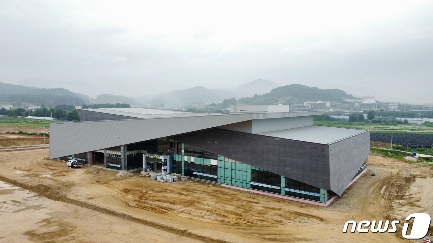 본문 이미지 -  31일 충북 음성군은 음성읍 반다비 국민체육센터를 오는 9월 준공한다고 밝혔다. 사진은 79%의 공정률을 보이고 있는 반다비 국민체육센터.(음성군 제공)2023.7.31/뉴스1