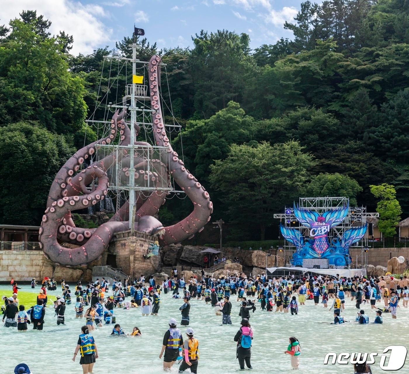 본문 이미지 - 캐리비안 베이 메가 웨이브 페스티벌 '클럽 캐비 풀파티'(삼성물산 리조트부문 제공)